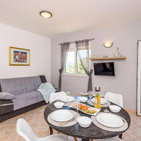 Apartmán In With House Sea View